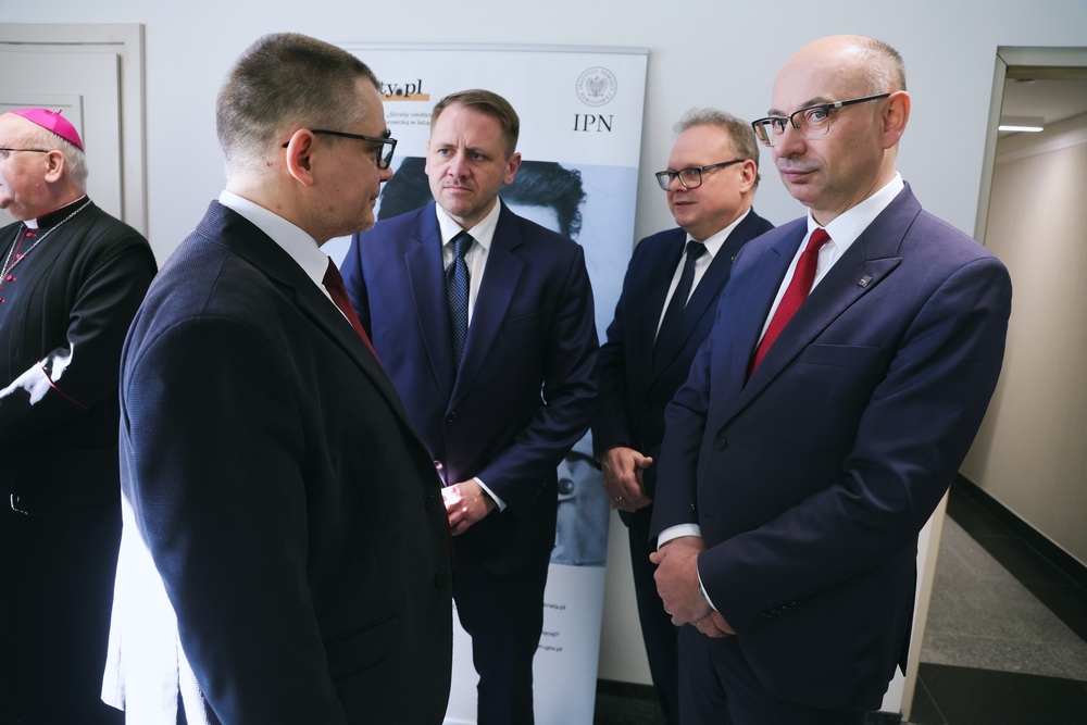 Delegatura IPN w Olsztynie ma nową siedzibę. Na zdj. od lewej: naczelnik Delegatury IPN w Olsztynie dr hab. Karol Sacewicz, Podsekretarz Stanu w KPRP Mateusz Kotecki, dyrektor Oddziału IPN w Białymstoku dr hab. Krzysztof Sychowicz i zastępca prezesa IPN dr Mateusz Szpytma – 16 lutego 2026. Fot. Dariusz Skrzyniarz (IPN)