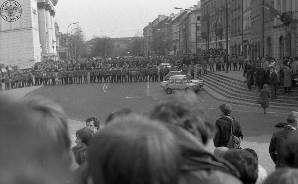 Demonstrujący i ZOMO na Placu Zamkowym w Warszawie, 3 V 1982 r. (fot. z zasobu IPN)
