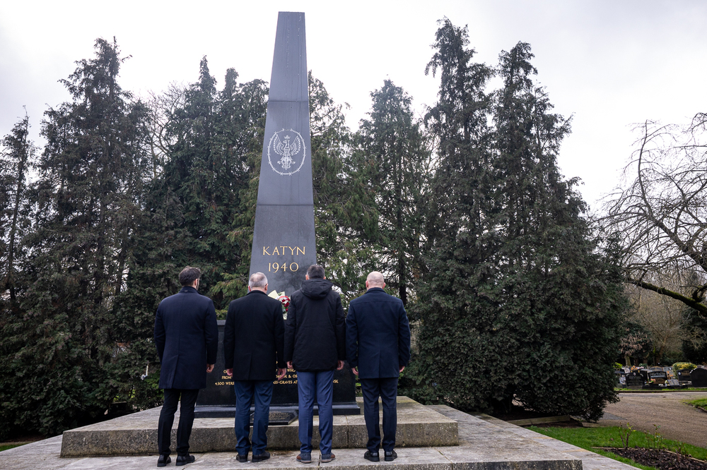 Przedstawiciele IPN z wizytą w Londynie – 21 lutego 2026. Pomnik Katyński na Cmentarzu Gunnersbury. Fot. Sławek Kasper (IPN)