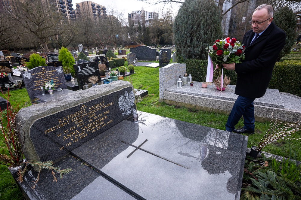 Przedstawiciele IPN z wizytą w Londynie – 21 lutego 2026. Grób Prezydenta RP na Uchodźstwie, Kazimierza Sabbata. Fot. Sławek Kasper (IPN)