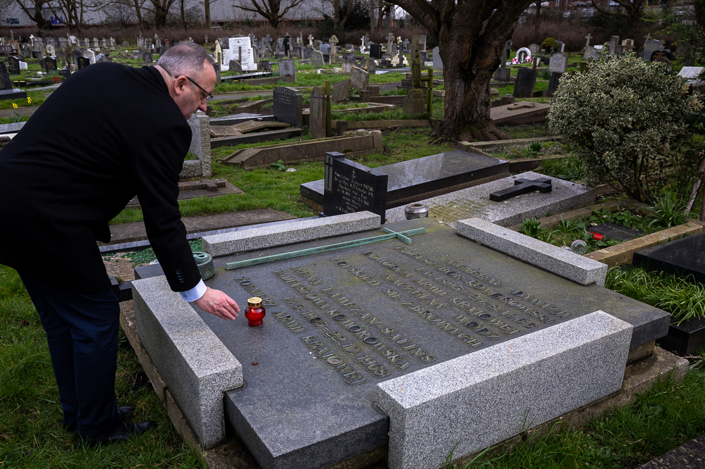 Przedstawiciele IPN z wizytą w Londynie – 21 lutego 2026. Zastępca prezesa IPN dr hab. Karol Polejowski na grobie dowódcy AK gen. Tadeusza Komorowskiego „Bora”. Fot. Sławek Kasper (IPN)