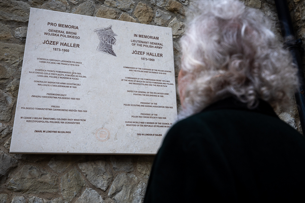 Przedstawiciele IPN z wizytą w Londynie – 22 lutego 2026. Tablica upamiętniająca gen. Józefa Hallera na fasadzie budynku Windsor Hall przy Kościele NMP Matki Kościoła na Ealingu Fot. Sławek Kasper (IPN)