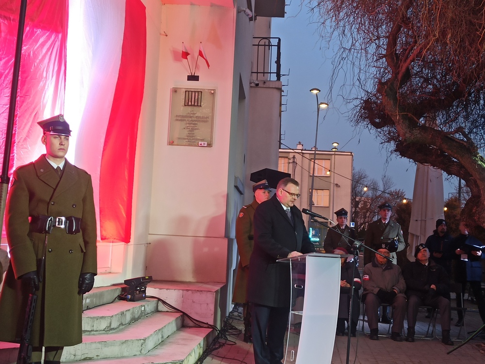 Uroczystości przed Willą Jasny Dom w hołdzie ofiarom komunistycznego terroru. Na zdj. doradca Prezydenta RP Jan Józef Kasprzyk – Warszawa, 27 lutego 2026. Fot. Iwona Spałek (IPN)