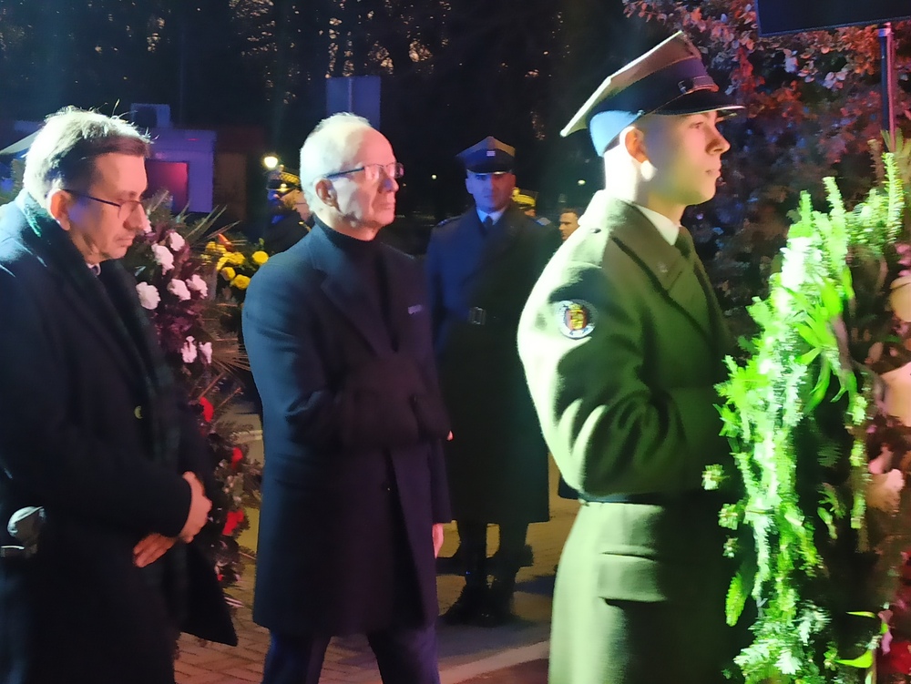 Uroczystości przed Willą Jasny Dom w hołdzie ofiarom komunistycznego terroru. Na zdj. od lewej: dyrektor Oddziału IPN w Warszawie dr Tomasz Łabuszewski i zastępca prezesa IPN dr hab. Krzysztof Szwagrzyk – Warszawa, 27 lutego 2026. Fot. Iwona Spałek (IPN)