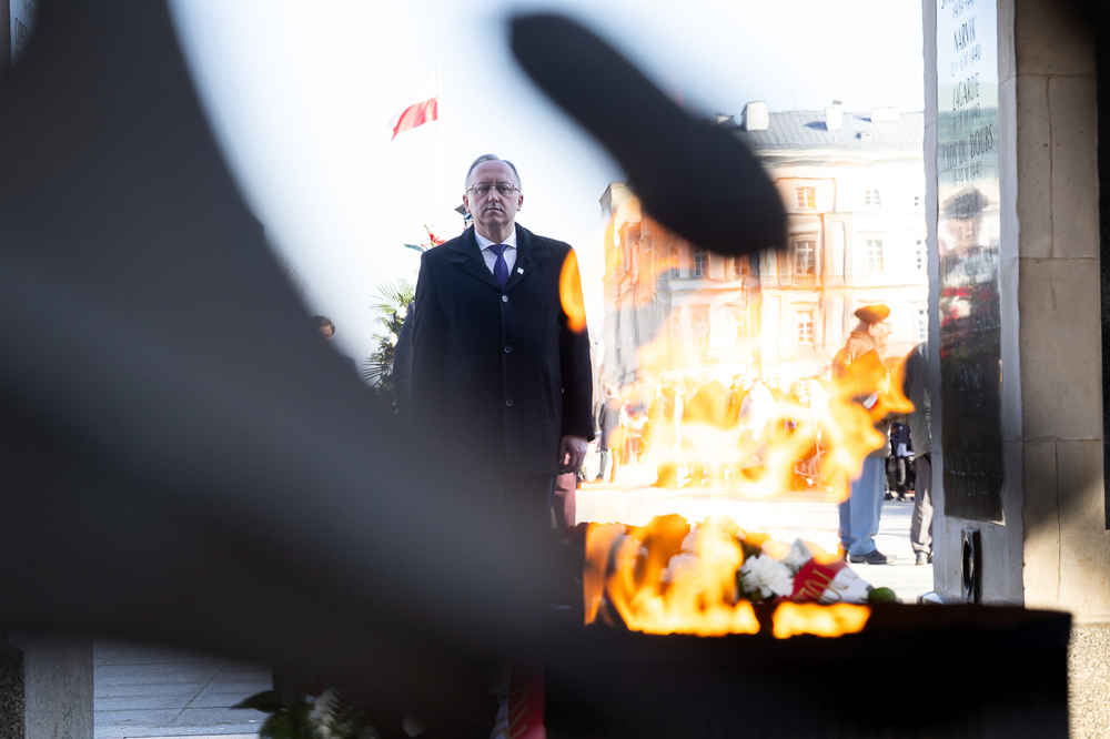 Oddaliśmy hołd ofiarom zbrodni w Hucie Pieniackiej. Na zdj. zastępca prezesa IPN dr hab. Karol Polejowski – Warszawa, 28 lutego 2026. Fot. Sławek Kasper (IPN)