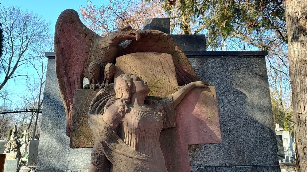 Rzeźba nagrobną polonijnej działaczki społecznej Reginy Przesmyckiej, dłuta rzeźbiarza Antoniego Janika. Fot. Łukasz Zwaliński (IPN)