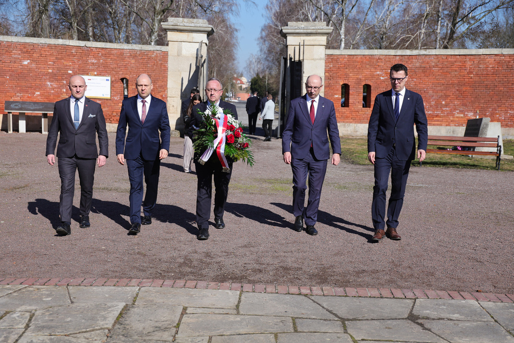 Wizyta zastępców prezesa IPN w Zamościu. Na zdj. od lewej: dyrektor Biura Prezesa IPN dr Marek Jedynak, dyrektor Oddziału IPN w Lublinie dr Robert Derewenda, zastępcy prezesa IPN dr hab. Karol Polejowski i dr Mateusz Szpytma, dyrektor Biura Rzecznika Prasowego, rzecznik prasowy IPN dr Rafał Kościański  – 4 marca 2026. Fot. Dariusz Skrzyniarz (IPN)