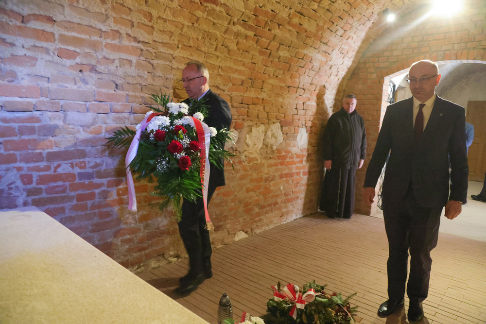 Upamiętniliśmy bohaterów polskiego podziemia antykomunistycznego. Na zdj. zastępcy prezesa IPN: dr hab. Karol Polejowski (L) i dr Mateusz Szpytma (P) – Radecznica, 4 marca 2026. Fot. Dariusz Skrzyniarz (IPN)