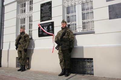 Warta honorowa przy tablicy komendantów obwodu AK Sochaczew. Foto: media sochaczewskie