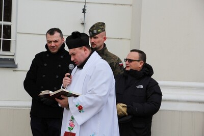 Modlitwie za dusze poległych i pomordowanych za Ojczyznę przewodniczył ksiądz Łukasz Warzyński. Foto: media sochaczewskie