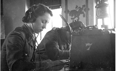Ochotniczki Pomocniczej Służby Kobiet jako radiotelegrafistki w Polskich Siłach Zbrojnych przy radiostacji, Szkocja, 1940-1944 (fot. AIPN) IPNBU-2-6-125-1