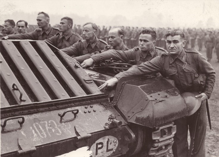 Przysięga rekrutów do 1 Dywizji Pancernej w Szkocji. Żołnierze przysięgają dotykając tyłu lekkiego czołgu wsparcia piechoty Infantry Tank Mk III Valentine, 1942-1943 (fot AIPN) IPNBU-2-6-248-10