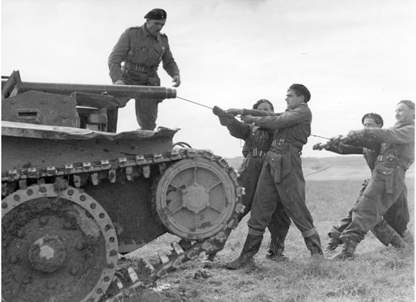 Żołnierze jednej z jednostek pancernych 1. Dywizji Pancernej czyszczą lufę działa kal. 57 mm czołgu A15 Crusader III na poligonie w Wielkiej Brytanii, 1943-1944 r. (fot. AIPN)