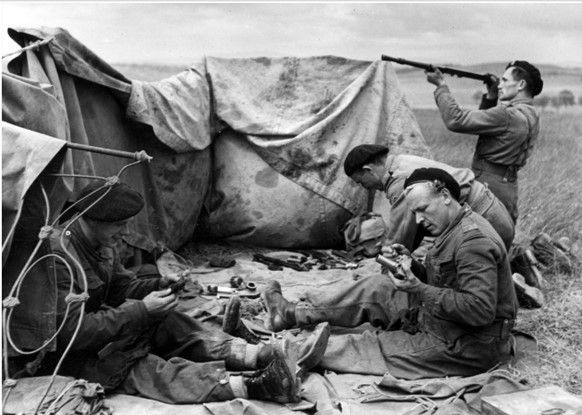 Żołnierze 1. Dywizji Pancernej na poligonie w Wielkiej Brytanii, 1943-1944 r. (fot. AIPN)