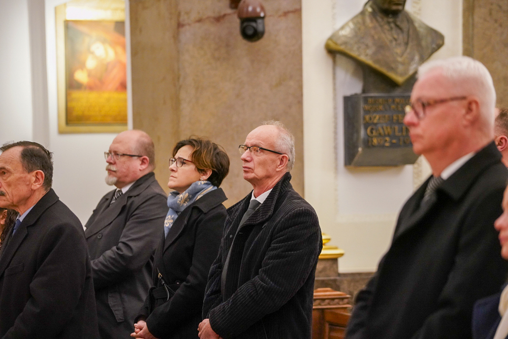 Pogrzeb ppor. Jerzego Jętkiewicza ps. Żegota. Na zdj. od lewej: dyrektor BUWiM IPN Adam Siwek, dyrektor MŻWiWP PRL Adrianna Garnik i zastępca prezesa IPN dr hab. Krzysztof Szwagrzyk – Warszawa, 16 marca 2026. Fot. Mateusz Niegowski (IPN)PN)