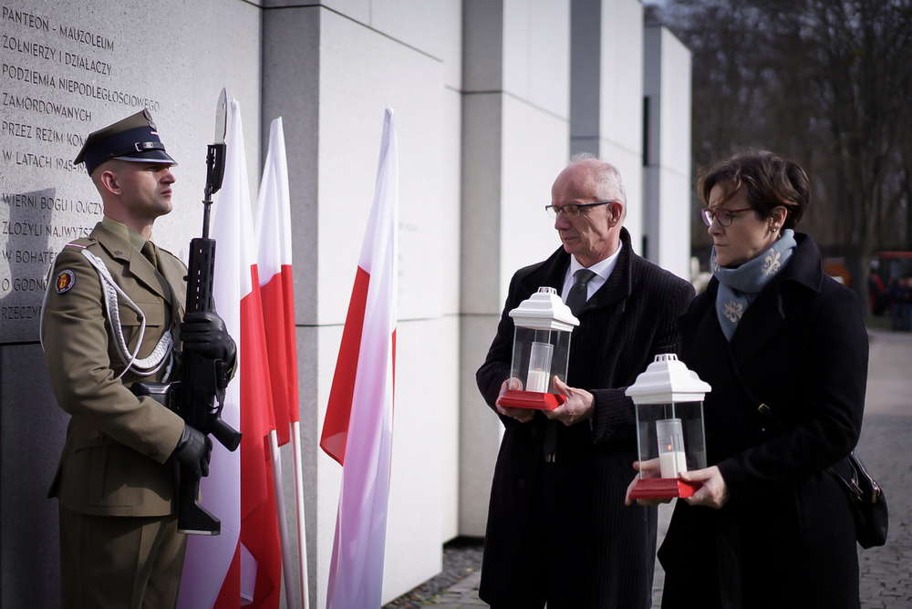 Ceremonia pogrzebowa ppor. Jerzego Jętkiewicza ps. Żegota. Na zdj. zastępca prezesa IPN dr hab. Krzysztof Szwagrzyk i dyrektor MŻWiWP PRL Adrianna Garnik – Warszawa, 16 marca 2026. Fot. Mateusz Niegowski (IPN)