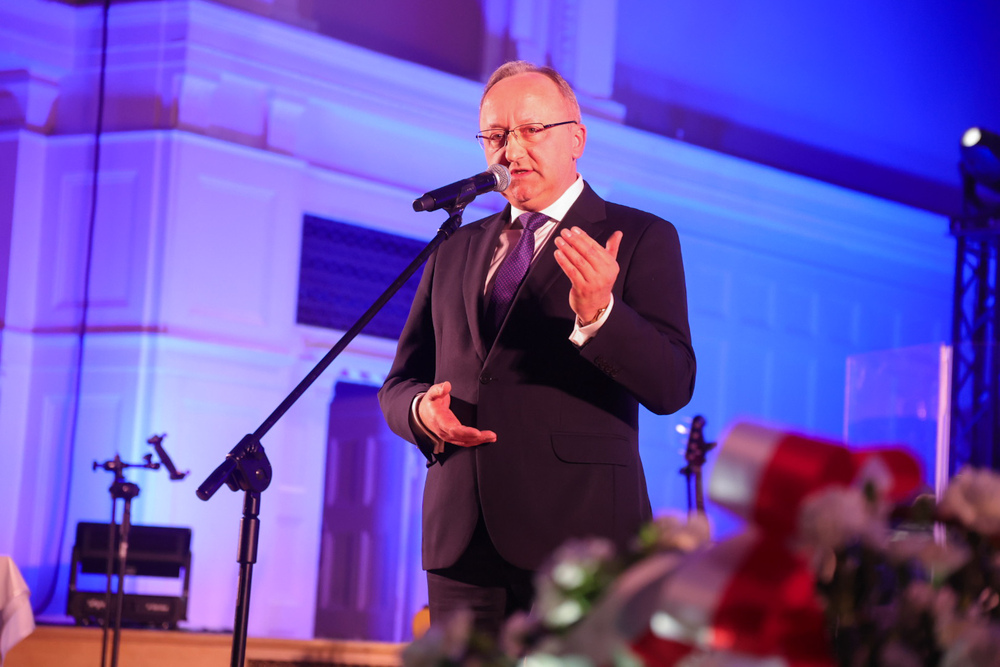 Spotkanie Dam i Kawalerów Krzyża Wolności i Solidarności – Poznań, 17 marca 2026. Przemawia zastępca prezesa IPN dr hab. Karol Polejowski. Fot. Dariusz Skrzyniarz (IPN)