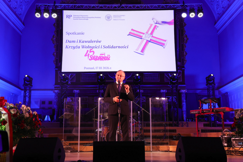 Spotkanie Dam i Kawalerów Krzyża Wolności i Solidarności – Poznań, 17 marca 2026. Przemawia zastępca prezesa IPN dr hab. Karol Polejowski. Fot. Dariusz Skrzyniarz (IPN)