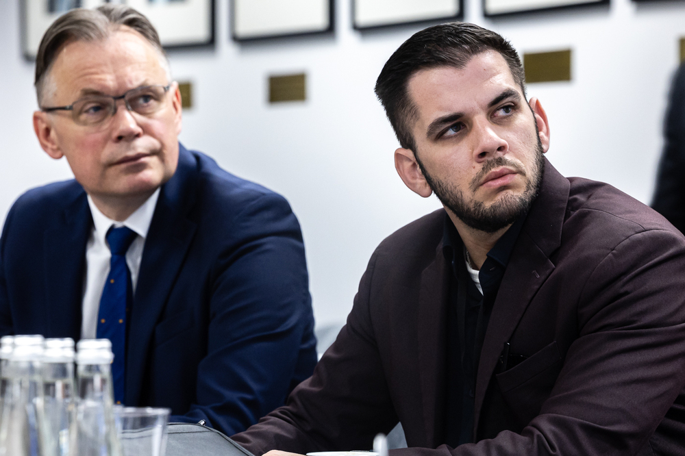 Dyrektor wykonawczy Cuban Freedom March z wizytą w IPN. na zdj. od lewej: europoseł Arkadiusz Mularczyk i dyrektor wykonawczy Cuban Freedom March Alian Alejandro Collazo – Warszawa, 18 marca 2026. Fot. Sławek Kasper (IPN)