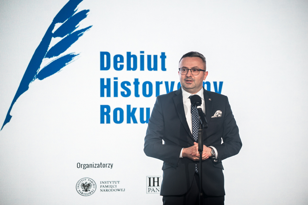 Gala wręczenia nagród konkursu „Debiut Historyczny Roku im. Władysława Pobóg-Malinowskiego” – Warszawa, 19 marca 2026. Na zdj. dyrektor Biura Badań Historycznych IPN dr Sebastian Pilarski. Fot. Sławek Kasper (IPN)