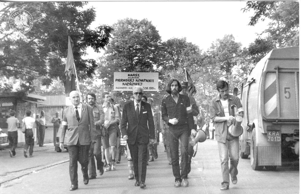 Wojciech Ziembiński (pierwszy od lewej) na czele Marszu Szlakiem Pierwszej Kompanii Kadrowej, obok niego od lewej: Józef Teliga (komendant marszu), Piotr Maria Boroń, Włodzimierz Sackiewicz-Steckiewicz. Kraków, 6 VIII 1981 r. (fot. z zasobu IPN)