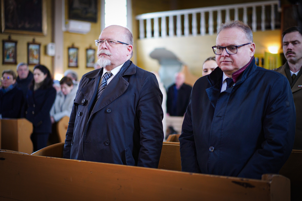 Poświęcenie pomnika nagrobnego Napoleona Ciukszy Waligóry – Powiewiórka, 21 marca 2026. Na zdj. od lewej dyrektor BUWiM Adam Siwek, dyrektor Oddziału IPN w Białymstoku dr hab. Krzysztof Sychowicz. Fot. Mateusz Niegowski (IPN)