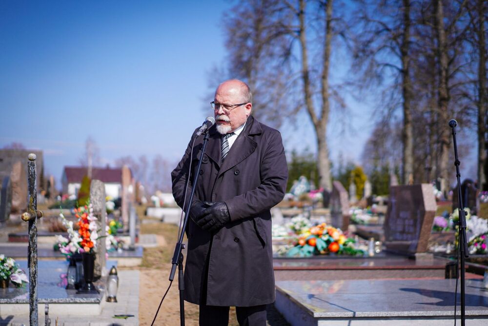 Poświęcenie pomnika nagrobnego Napoleona Ciukszy Waligóry – Powiewiórka, 21 marca 2026. Na zdj. dyrektor BUWiM Adam Siwek. Fot. Mateusz Niegowski (IPN)