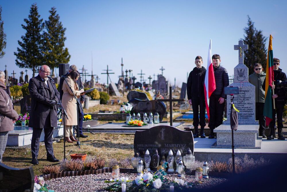 Poświęcenie pomnika nagrobnego Napoleona Ciukszy Waligóry – Powiewiórka, 21 marca 2026. Fot. Mateusz Niegowski (IPN)