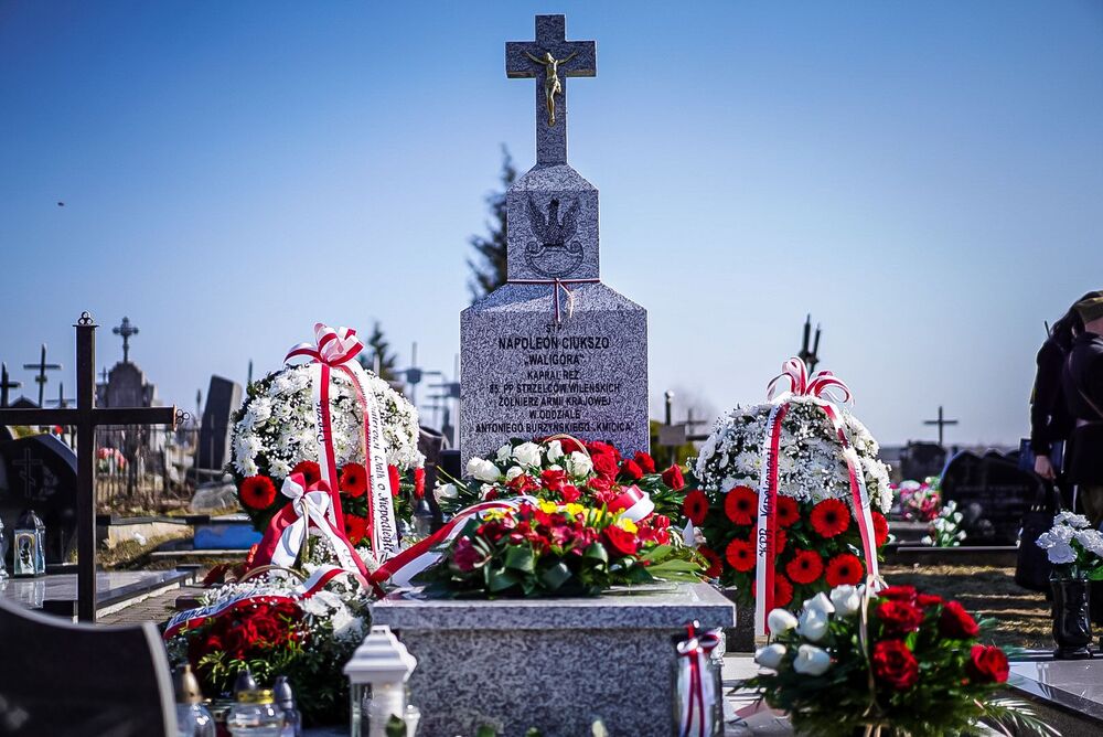 Poświęcenie pomnika nagrobnego Napoleona Ciukszy Waligóry – Powiewiórka, 21 marca 2026. Fot. Mateusz Niegowski (IPN)