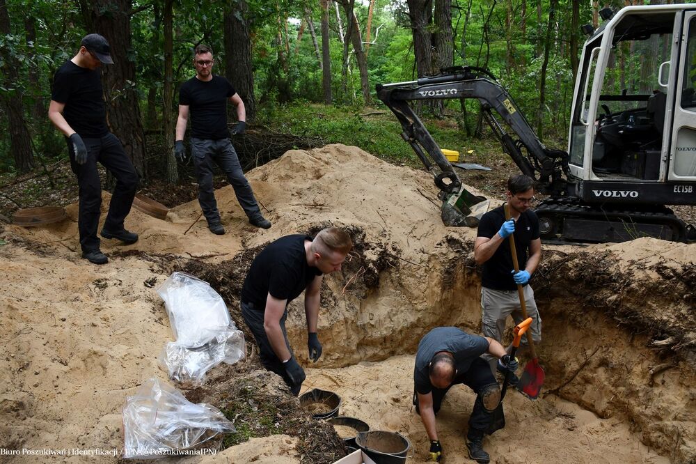 Prace poszukiwawcze w Kolczynie. Fot. IPN