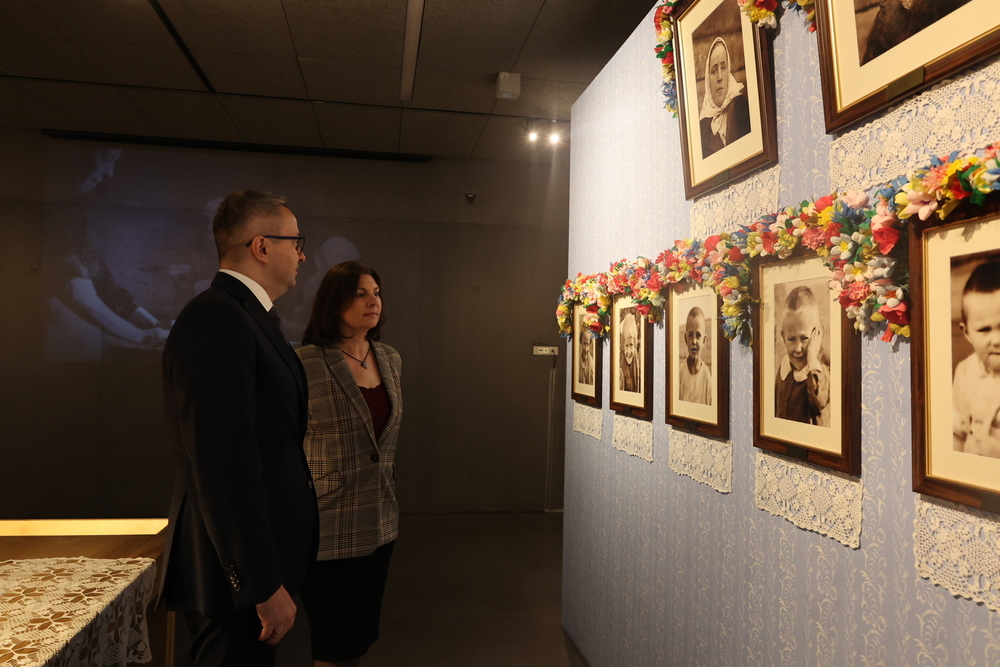 „Trudna lekcja o poświęceniu w imię prawdziwej miłości bliźniego”. Na zdj. dyrektor BBH IPN dr Sebastian Pilarski i Dyrektor Generalna IPN Wiesława Misior – Markowa, 24 marca 2026 r. Fot. Katarzyna Gajda-Bator (IPN)