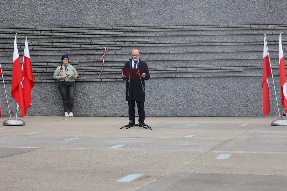„Trudna lekcja o poświęceniu w imię prawdziwej miłości bliźniego”. Na zdj. I wicewojewoda podkarpacki Wiesław Buż – Markowa, 24 marca 2026 r. Fot. Katarzyna Gajda-Bator (IPN)