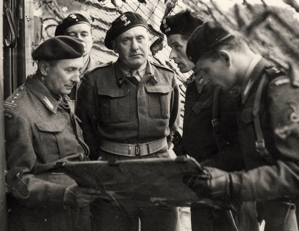 Gen. Stanisław Maczek jako dowódca 1 Dywizji Pancernej. Na lewo od generała płk Kazimierz Dworak, zastępca dowódcy dywizji, Wielka Brytania 1944 r. (fot. z zasobu NAC)