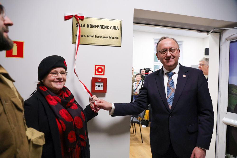 W hołdzie niezłomnemu generałowi Stanisławowi Maczkowi. Na zdj. wnuczka gen. broni Stanisława Maczka Karolina Maczek-Skillen i zastępca prezesa IPN dr hab. Karol Polejowski – Rzeszów, 31 marca 2026. Fot. Dariusz Skrzyniarz (IPN)