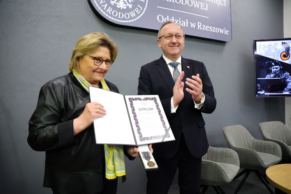 W hołdzie niezłomnemu generałowi Stanisławowi Maczkowi. Na zdj. prezes Stowarzyszenia Rodzin 1. Polskiej Dywizji Pancernej Joanna Wielgat i zastępca prezesa IPN dr hab. Karol Polejowski – Rzeszów, 31 marca 2026. Fot. Dariusz Skrzyniarz (IPN)