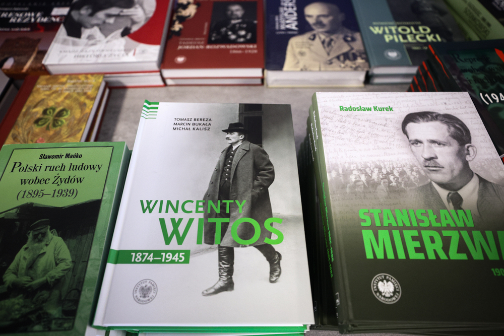 Wystawa IPN „TU rodziła się »Solidarność« rolników” oraz publikacje Wydawnictwa IPN poświęcone ruchowi ludowemu prezentowane podczas Europejskiego Forum Rolniczego – Jasionka, 1 kwietnia 2026. Fot. Sławek Kasper (IPN)