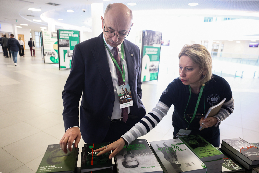 Wystawa IPN „TU rodziła się »Solidarność« rolników” oraz publikacje Wydawnictwa IPN poświęcone ruchowi ludowemu prezentowane podczas Europejskiego Forum Rolniczego – Jasionka, 1 kwietnia 2026. Fot. Sławek Kasper (IPN)