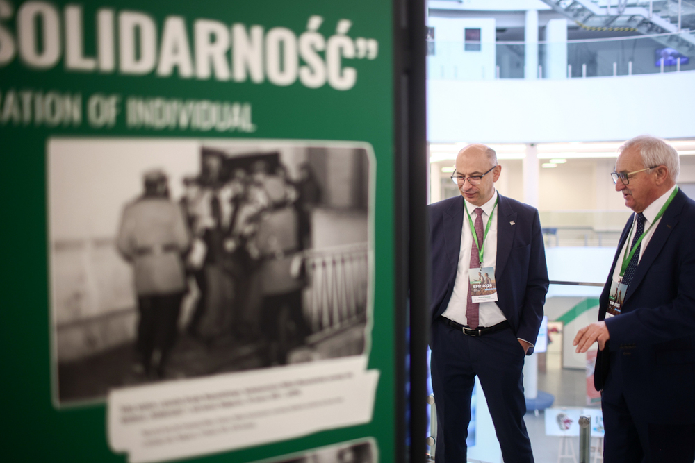 Wystawa IPN „TU rodziła się »Solidarność« rolników” oraz publikacje Wydawnictwa IPN poświęcone ruchowi ludowemu prezentowane podczas Europejskiego Forum Rolniczego – Jasionka, 1 kwietnia 2026. Fot. Sławek Kasper (IPN)