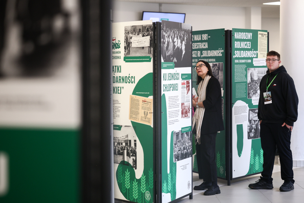 Wystawa IPN „TU rodziła się »Solidarność« rolników” oraz publikacje Wydawnictwa IPN poświęcone ruchowi ludowemu prezentowane podczas Europejskiego Forum Rolniczego – Jasionka, 1 kwietnia 2026. Fot. Sławek Kasper (IPN)