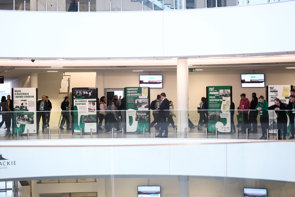 Wystawa IPN „TU rodziła się »Solidarność« rolników” oraz publikacje Wydawnictwa IPN poświęcone ruchowi ludowemu prezentowane podczas Europejskiego Forum Rolniczego – Jasionka, 1 kwietnia 2026. Fot. Sławek Kasper (IPN)