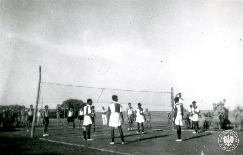 Międzynarodowy mecz w piłce siatkowej: Polska (Osiedle Dzieci Polskich w Balachadi) : Indie (Okha Navy). Osiedle Dzieci Polskich w Balachadi, 1942-1946 (fot. z zasobu AIPN)