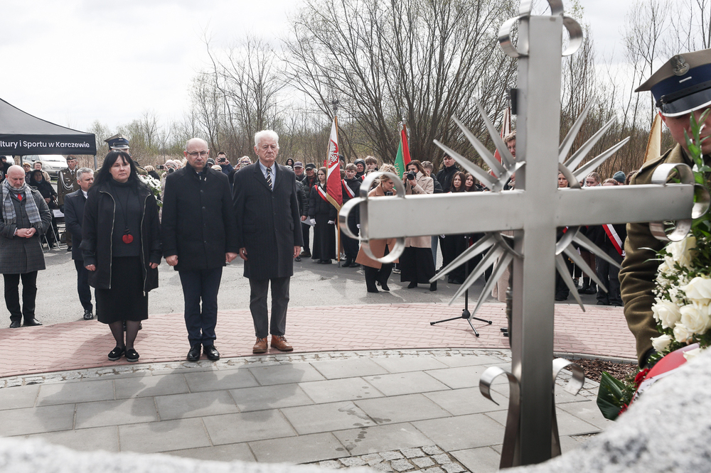 Upamiętniliśmy romskie ofiary niemieckiej zbrodni – Karczew, 8 kwietnia 2026. Na zdj. od lewej zastępca dyrektora Biura Upamiętniania Walk i Męczeństwa – Joanna Sulej-Piskorz, zastępca prezesa IPN dr Mateusz Szpytma, członek Kolegium IPN Krzysztof Wyszkowski. Fot. Sławek Kasper (IPN)