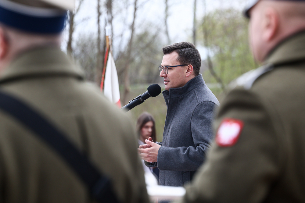 Upamiętniliśmy romskie ofiary niemieckiej zbrodni – Karczew, 8 kwietnia 2026. Na zdj. burmistrz Karczewa Michał Rudzki. Fot. Sławek Kasper (IPN)