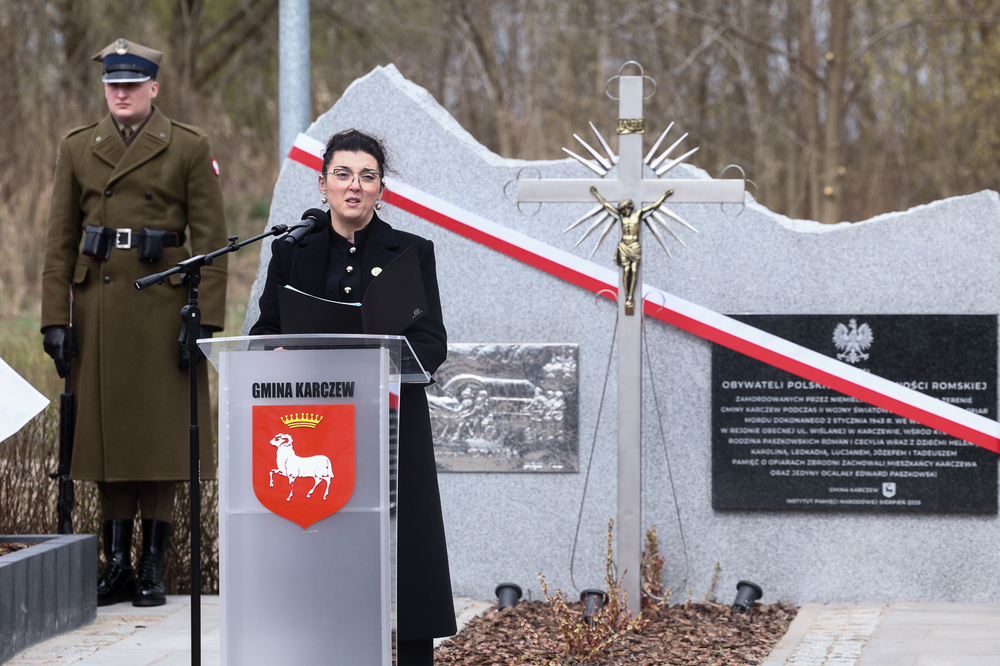Upamiętniliśmy romskie ofiary niemieckiej zbrodni – Karczew, 8 kwietnia 2026. Na zdj. Monika Paszkowska. Fot. Sławek Kasper (IPN)