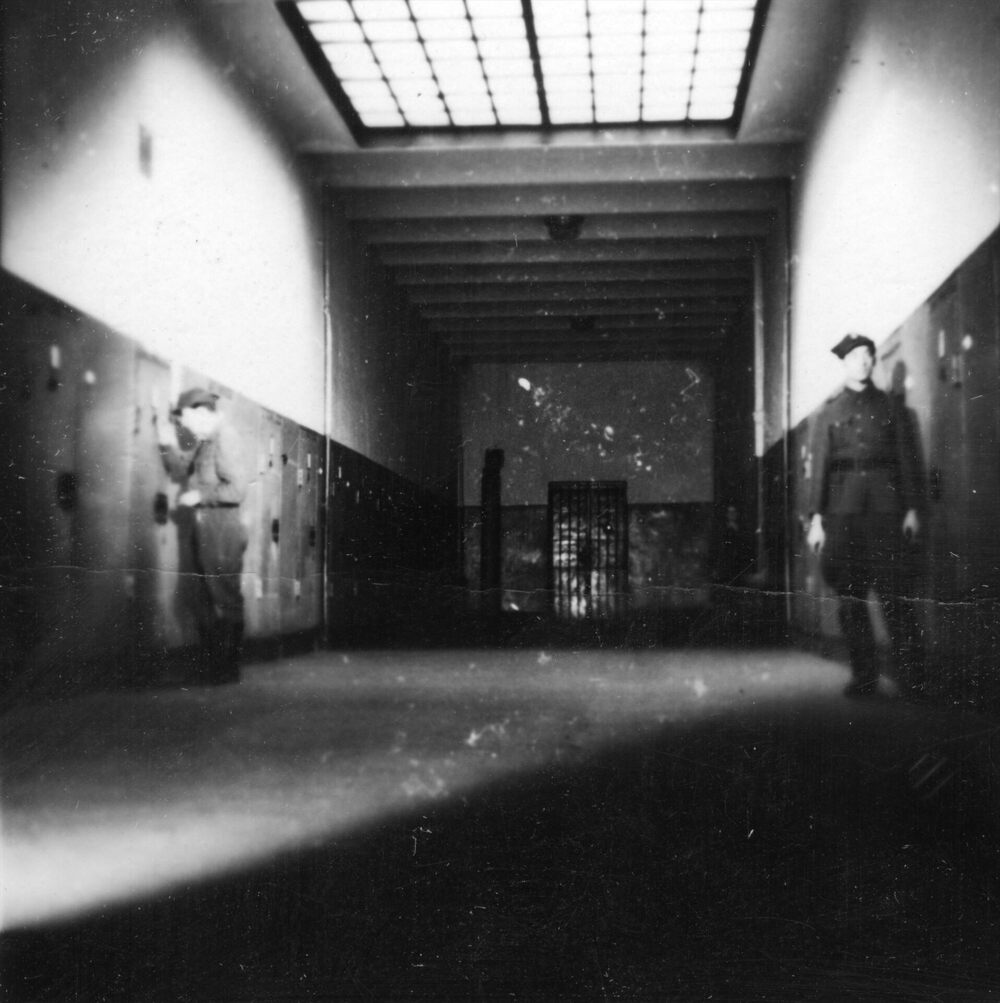 Korytarz więzienia karno-śledczego Warszawa-Mokotów. Fot. z zasobu IPN