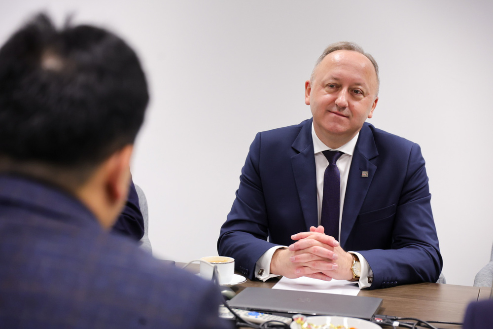 Spotkanie w siedzibie IPN z Ambasadorem Republiki Uzbekistanu. Na zdj. zastępca prezesa IPN dr hab. Karol Polejowski – Warszawa, 9 kwietnia 2026. Fot. Dariusz Skrzyniarz (IPN)
