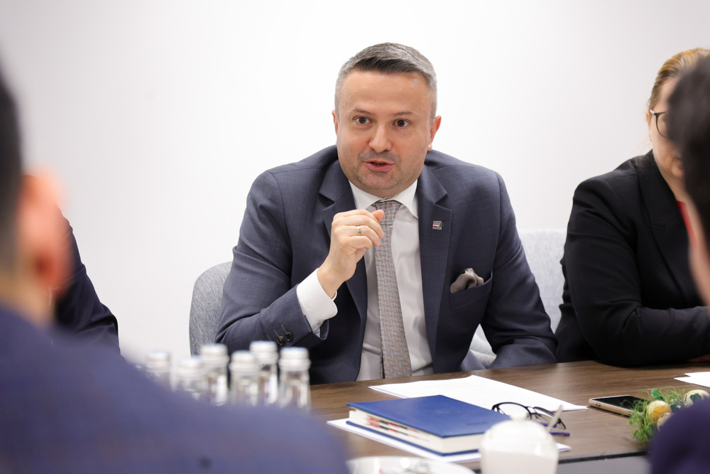 Spotkanie w siedzibie IPN z Ambasadorem Republiki Uzbekistanu. Na zdj. dyrektor BBH dr Sebastian Pilarski – Warszawa, 9 kwietnia 2026. Fot. Dariusz Skrzyniarz (IPN)