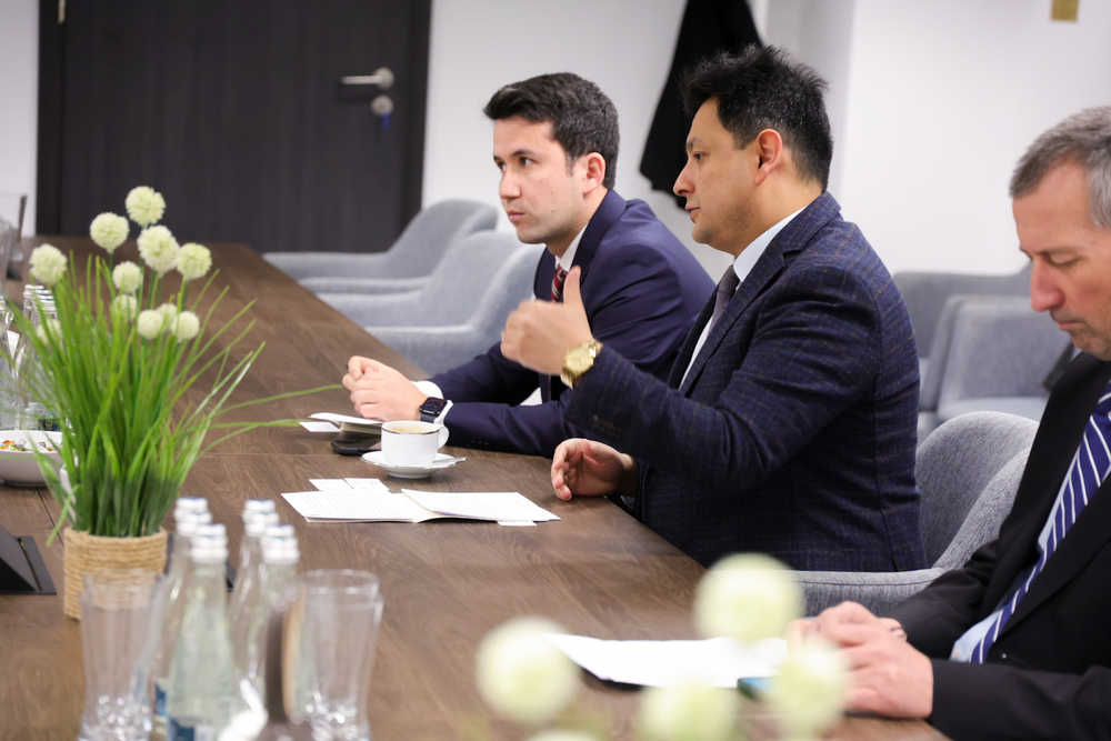 Spotkanie w siedzibie IPN z Ambasadorem Republiki Uzbekistanu – Warszawa, 9 kwietnia 2026. Fot. Dariusz Skrzyniarz (IPN)