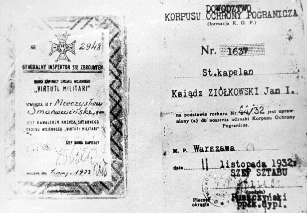 Ekshumacje zamordowanych przez NKWD oficerów Wojska Polskiego w Katyniu. Legitymacja Nr 2948 krzyża "Virtuti Militari" należąca do generała brygady Mieczysława Smorawińskiego (z lewej) oraz legitymacja kapela WOP ks. Jana Ziółkowskiego (z prawej). Pod obrazem napis: "Także te dokumenty: dyplom-legitymacja No 2948 krzyża "Virtuti Militari" / generała Smorawińskiego, legitymacja kapelana Jana Ziółkowskiego.....". Fot. IPN