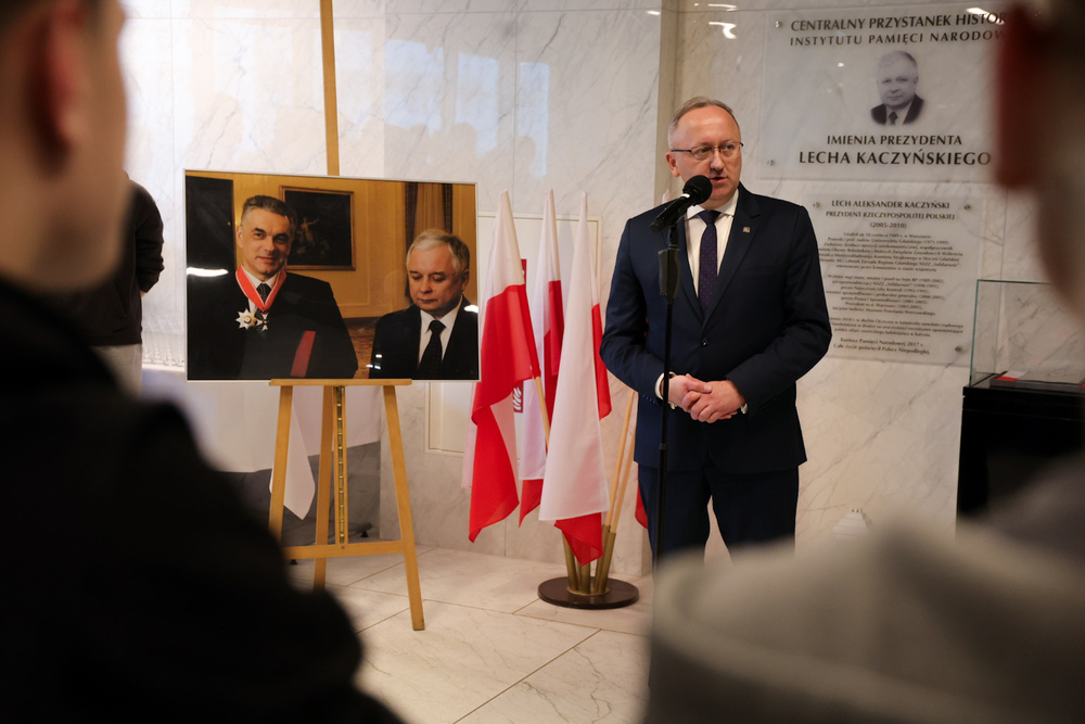 Uroczystości upamiętniające ofiary katastrofy smoleńskiej – Warszawa, 10 kwietnia 2026. Na zdj. zastępca prezesa IPN dr hab. Karol Polejowski. Fot. Dariusz Skrzyniarz (IPN)